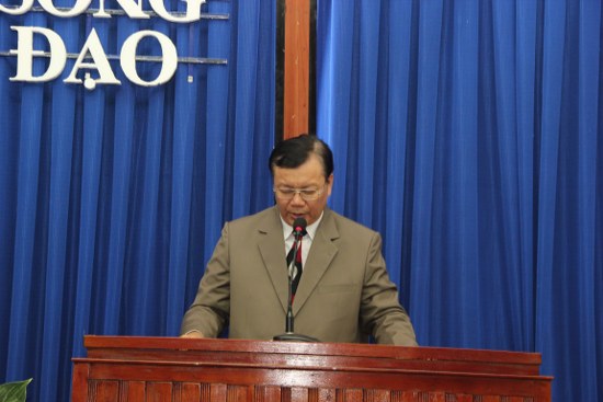 Mục sư Nguyễn Văn Hiệp cầu nguyện dâng chương trình lên cho Chúa
